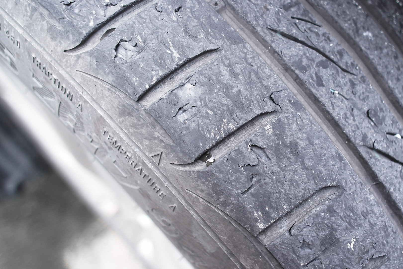 Kopott autógumi-futófelület közelről: az olcsó gumiabroncs elhasználódása és a biztonság összefüggései